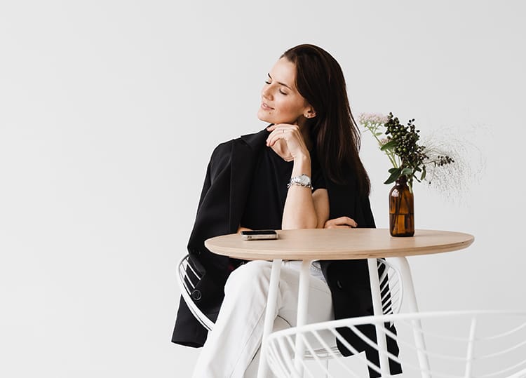 Sztuka reklamy w agencji marketingowej – elegancka kobieta przy stoliku