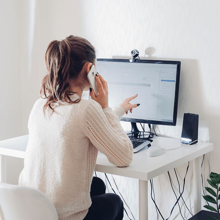 Praca przy komputerze w agencji marketingowej – sztuka reklamy