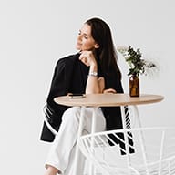 Elegancka kobieta przy stoliku – nowoczesna sztuka reklamy