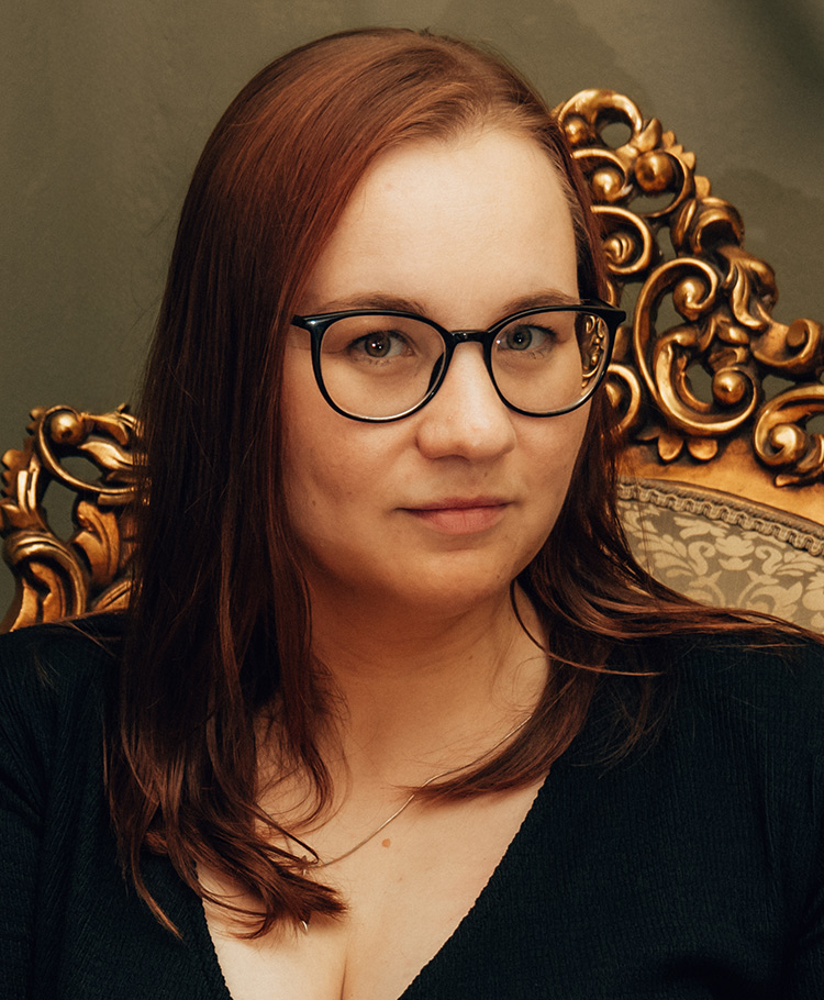 Kobieta w okularach na ozdobnym fotelu – sztuka reklamy