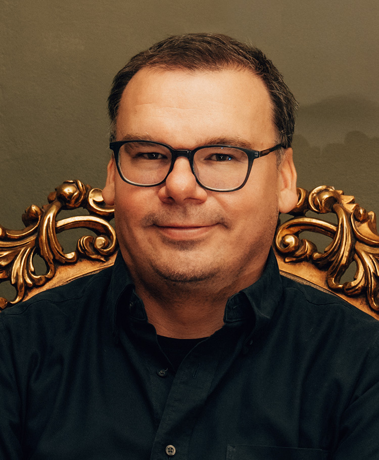 Ekspert agencji marketingowej na złotym fotelu – sztuka reklamy