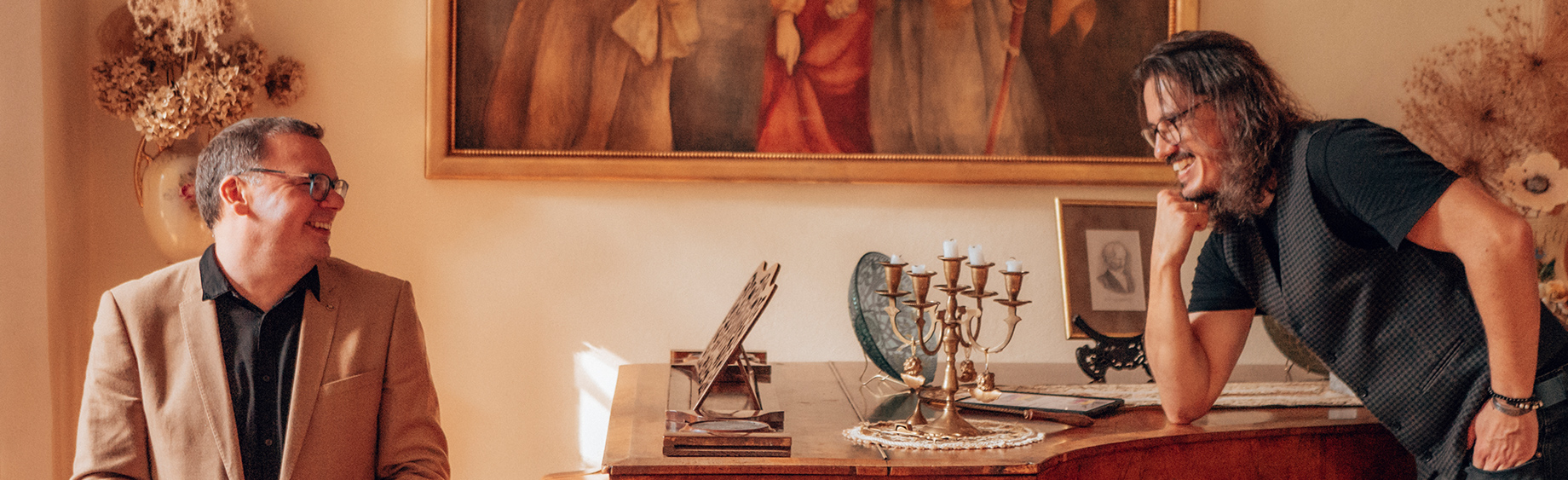 Sztuka reklamy tworzona przez uśmiechniętych ekspertów w eleganckim wnętrzu