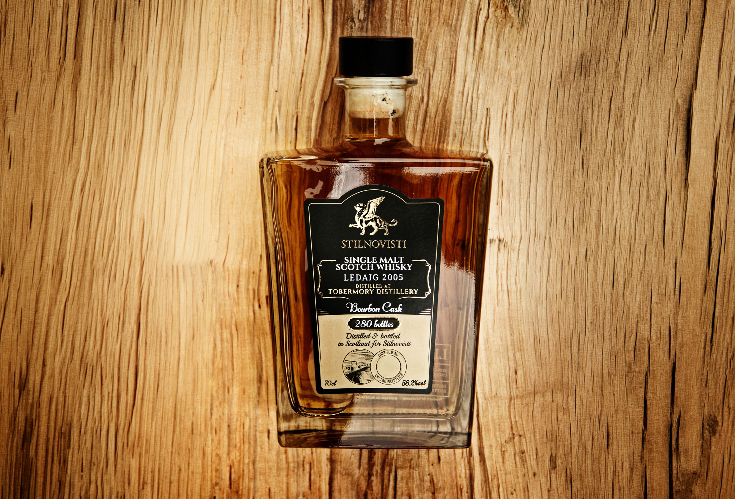 Butelka luksusowej whisky na drewnianym tle – sztuka reklamy