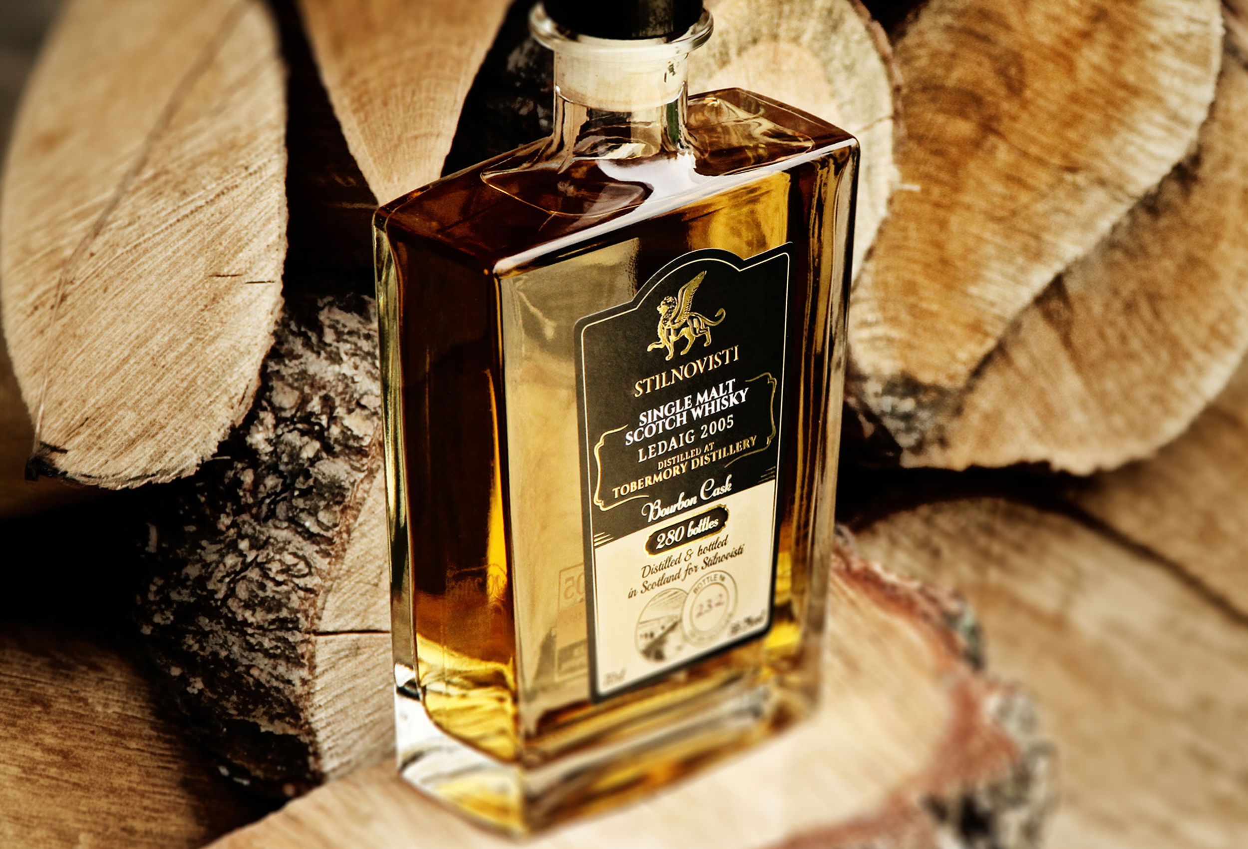Luksusowa butelka whisky na tle drewna – sztuka reklamy