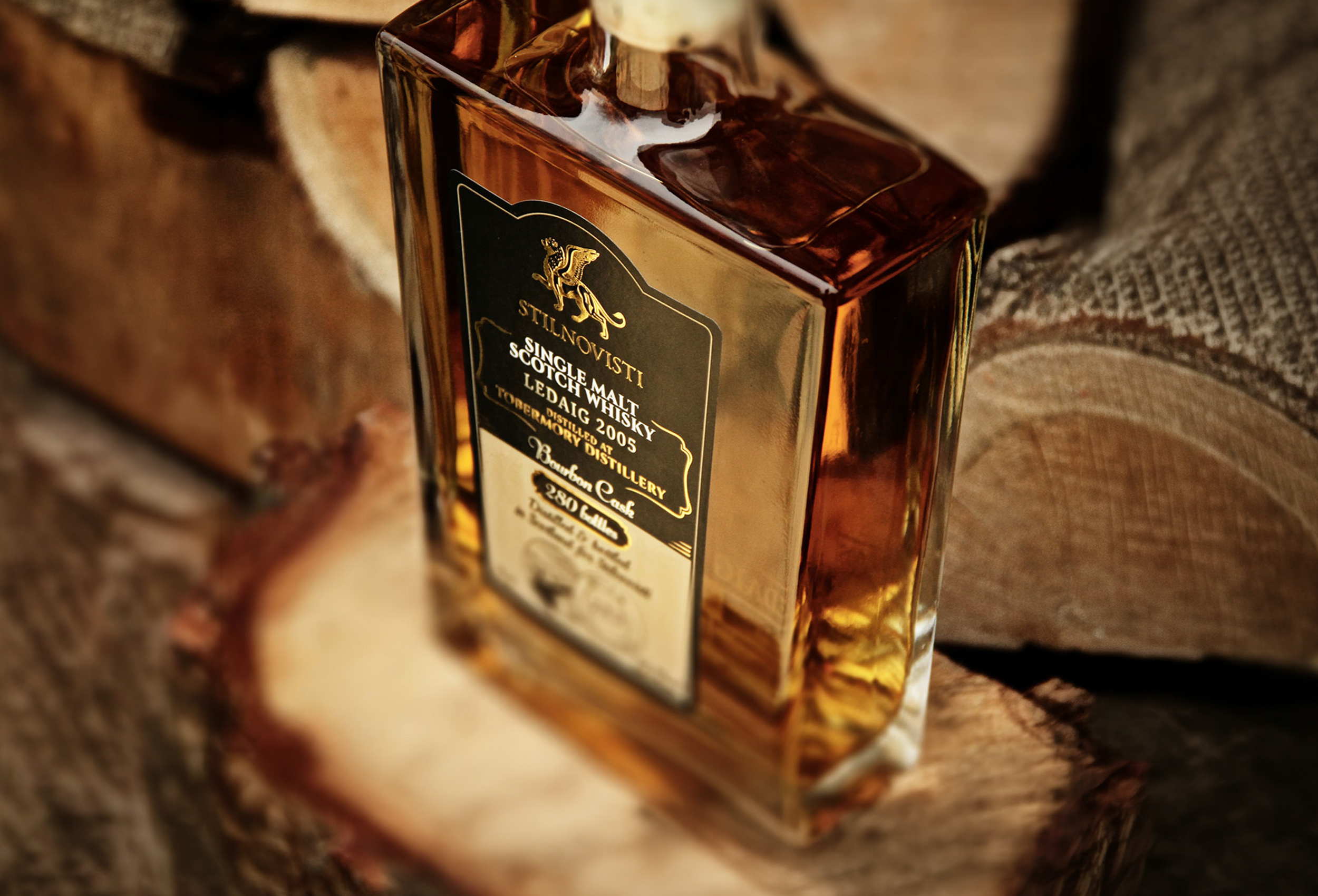 Elegancka fotografia produktu jako sztuka reklamy luksusowej whisky