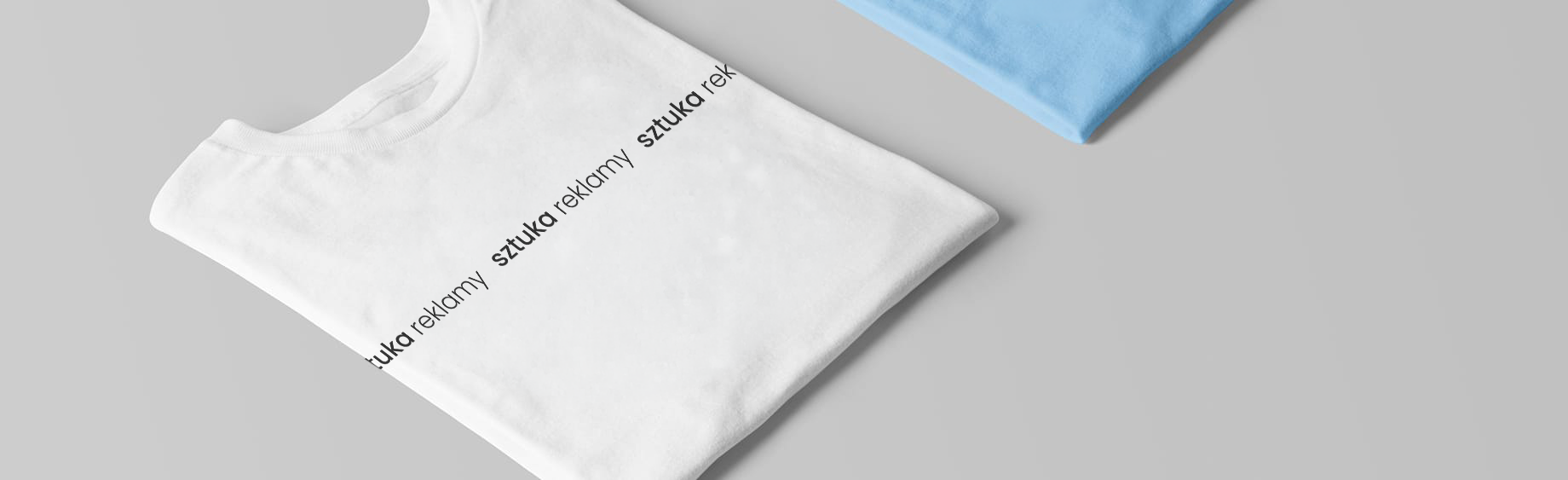 Biały t-shirt z czarnym napisem sztuka reklamy