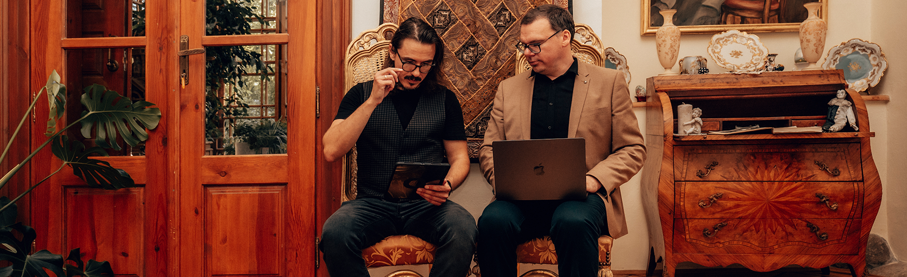 Sztuka reklamy tworzona przez specjalistów przy laptopie i tablecie