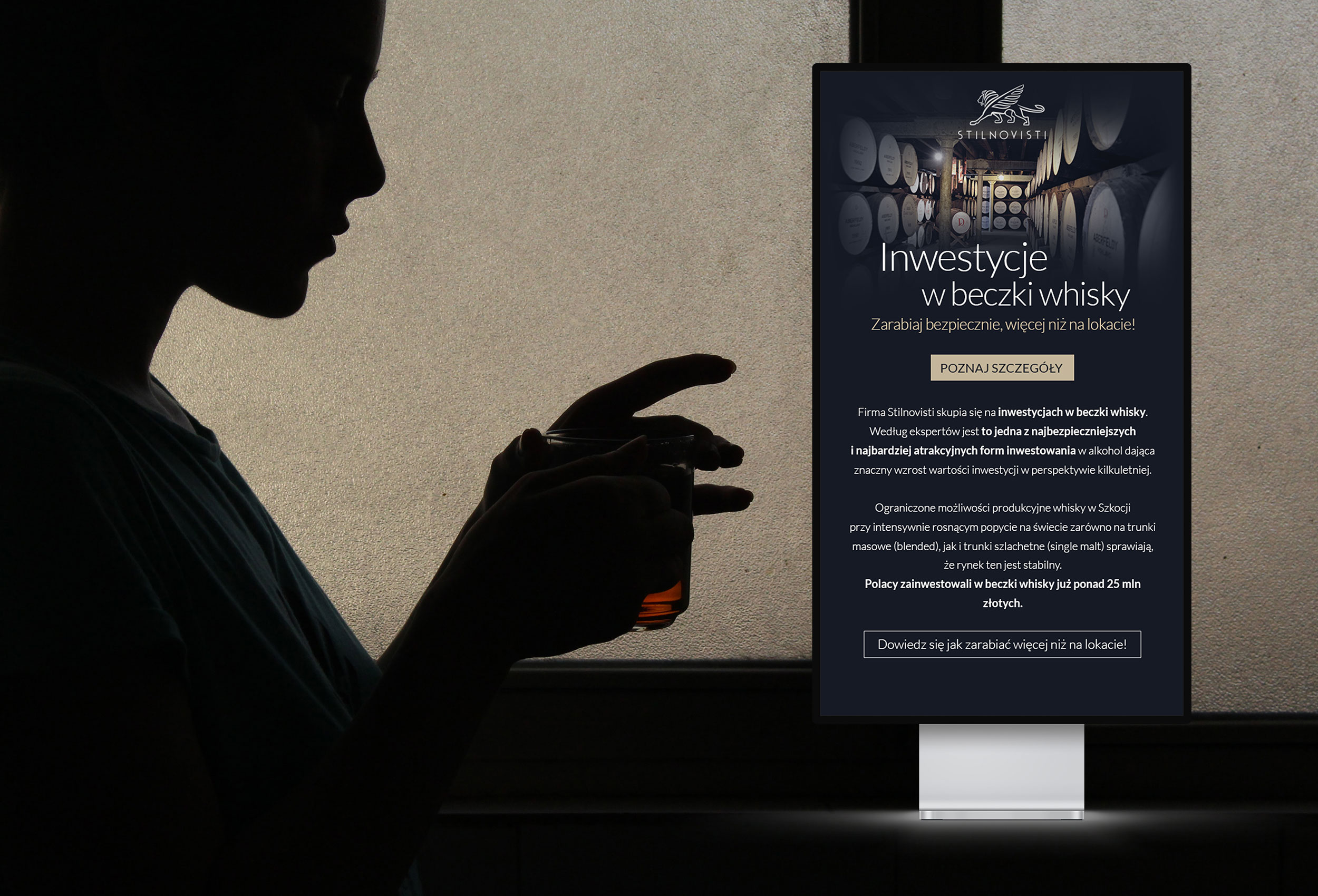 Sylwetka kobiety obok ekranu reklamowego – sztuka reklamy