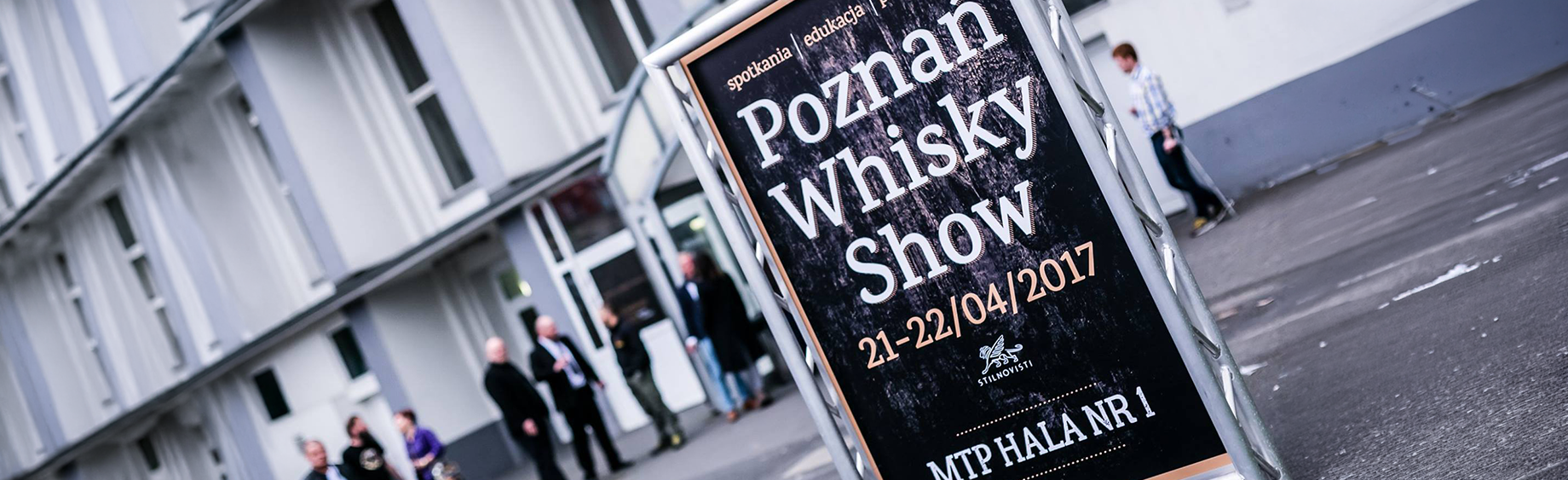 Efektowny stojak reklamowy przed budynkiem jako sztuka reklamy