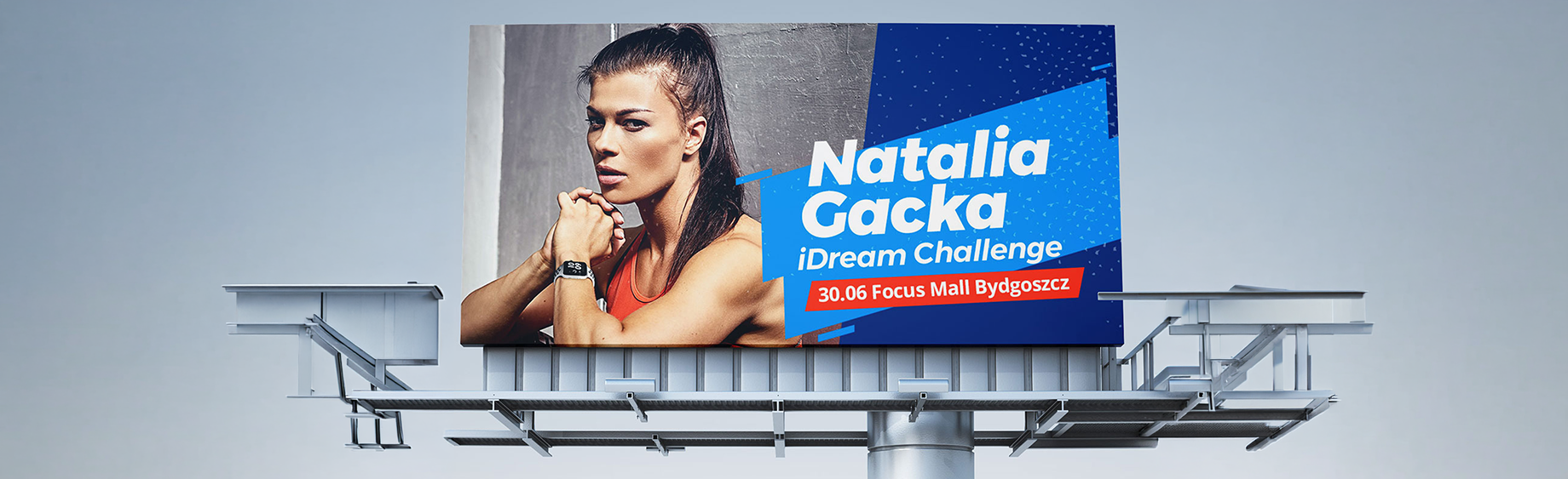 Nowoczesny billboard reklamowy na konstrukcji jako sztuka reklamy zewnętrznej