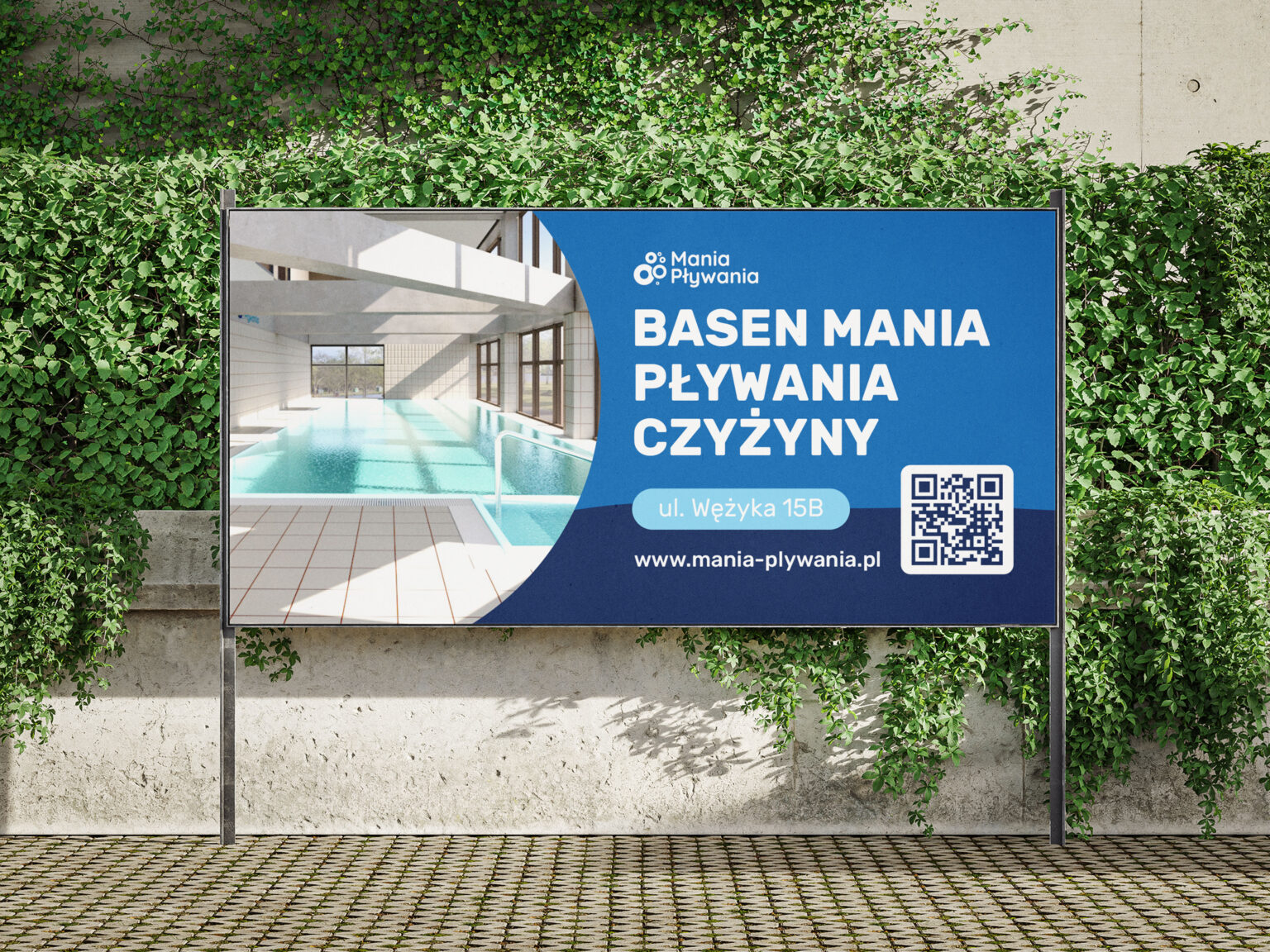 Estetyczny billboard na zielonej ścianie prezentujący sztukę reklamy