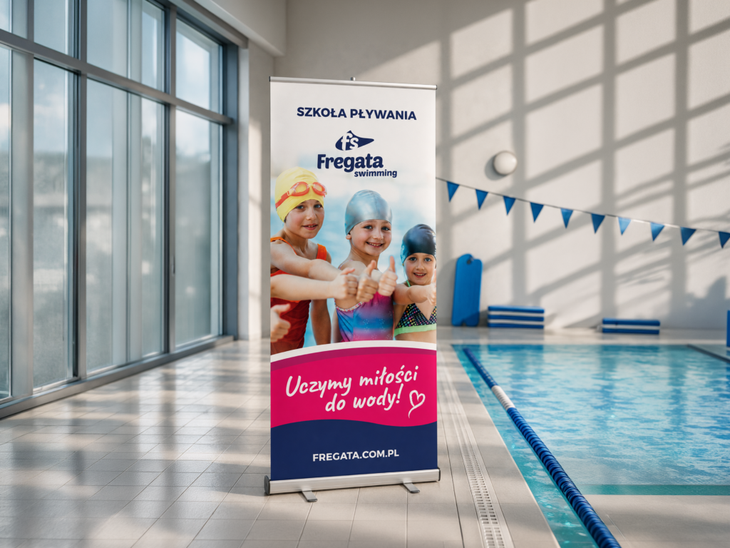 Roll-up reklamowy szkoły pływania przy basenie – sztuka reklamy